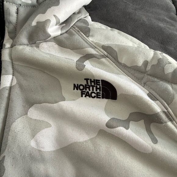 The North Face Men's Reversible Camo and Black Puffer Jacket - Picture 7 of 15